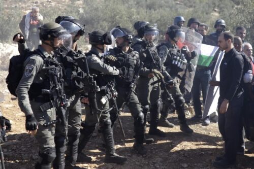 "אני מסרב לקבל את סמכותם של בתי המשפט הישראלים לעסוק בניהול המשטר הזה או בדיכוי ההתנגדות לו״. יונתן פולק בהפגנה בגדה המערבית (אורן זיו) "אני מסרב לקבל את סמכותם של בתי המשפט הישראלים לעסוק בניהול המשטר הזה או בדיכוי ההתנגדות לו״. יונתן פולק בהפגנה בגדה המערבית (אורן זיו)
