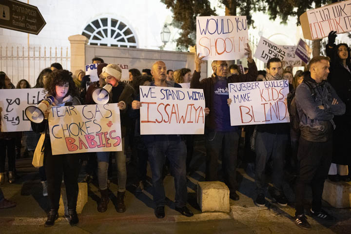 הפגנה נגד אלימות משטרתית בעיסאוויה מחוץ למגרש הרוסים בירושלים (צילום אורן זיו)