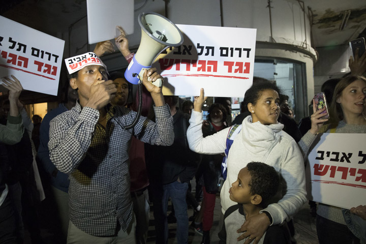 הפגנה נגד הגירוש למדינה שלישית בדרום תל אביב, 2018. (צילום: אורן זיו)