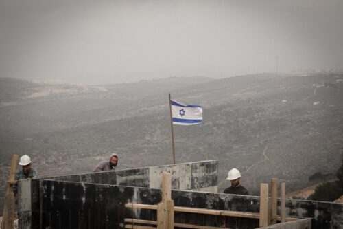 אתר בנייה באריאל (צילום: סבי ברנס / פלאש 90)