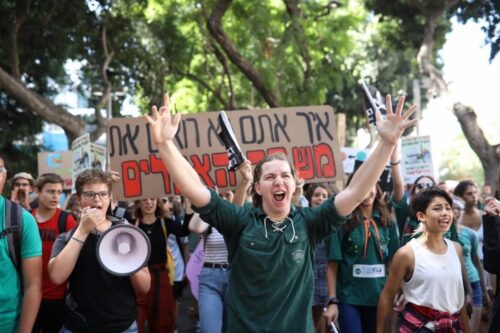 צעירים בישראל הצטרפו למחאות בעולם נגד שינוי האקלים, ושאלת האקלים כולה חדלה להיות שולית. עוד סיבה לאופטמיות. מפגינים בתל אביב (צילום: אורן זיו)