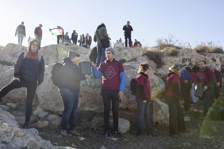 פלסטינים, ישראלים ויהודים מהעולם משתתפים בפעולת מחאה במעיין עין אל בידה, שעליו השתלטו מתנחלים בדרום הר חברון, ב-3 בינואר 2020 (צילום: אורן זיו) 