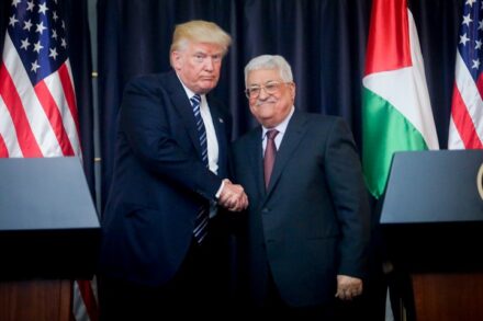 לעבאס לא היו כוונות להתקפל בפני הכוח והממון האמריקנים. הנשיא מחמוד עבאס והנשיא דונלד טראמפ במסיבת עיתונאים בבית-לחם, מאי 2017 (פלאש 90)