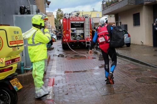 צוותי הצלה בזירת האירוע שבו טבעו שני צעירים במעלית בדרום תל אביב, ב-4 בינואר 2020 (צילום: פלאש90)