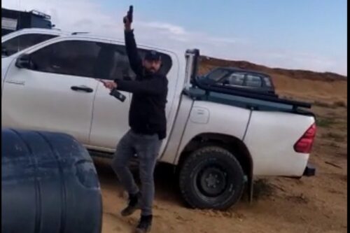 שוטר יורה באוויר במהלך פעולת אכיפה בכפר הבדואי ביר הדאג' (צילום: באדיבות התושבים)