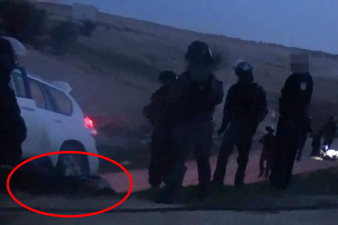 שוטרים עומדים בסמוך לאבו אלקיעאן הפצוע (צילום: מתוך הסרטון שצילם השוטר א"ג)