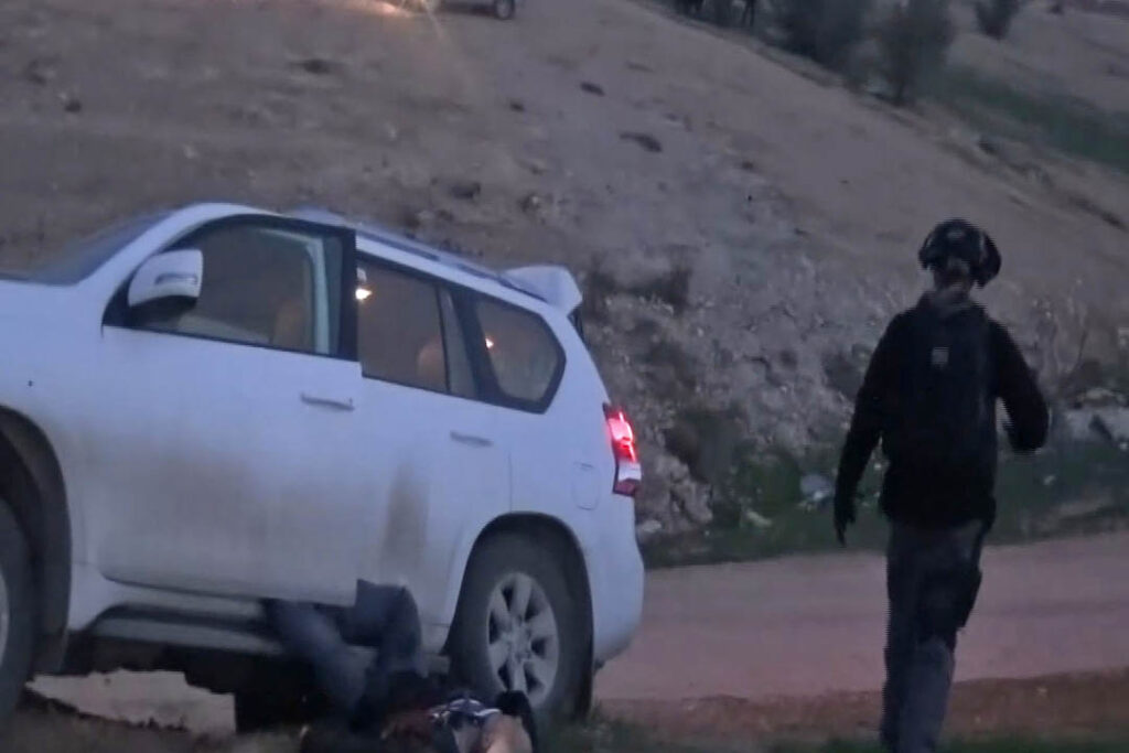 אבו אלקיעאן שוכב מחוץ לרכבו, כ-25 דקות לאחר הירי. התיעוד מווידאו שצלים השוטר ל״מ