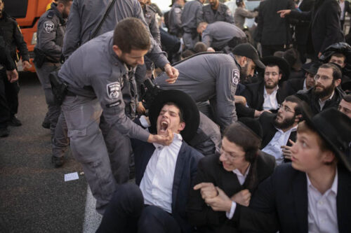 הפגנת הפלג הירושלמי בכביש 4 נגד מעצר בחור ישיבה, 3 בפברואר 2020 (צילום: אורן זיו)