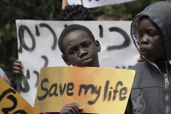 מחאה של פליטים מדרום סודן מול מעון ראש הממשלה בירושלים נגד גירושם בחזרה למדינה, באפריל 2012 (צילום: יוסי זמיר / פלאש90)