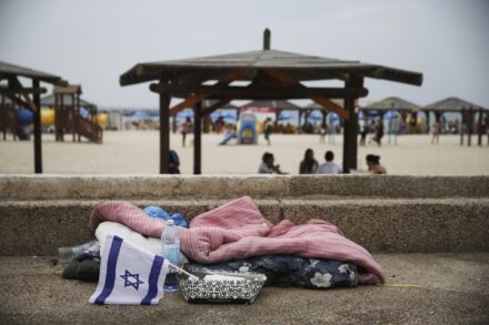 מחוסר דיור בטיילת בתל אביב (צילום: הדס פארוש / פלאש90)