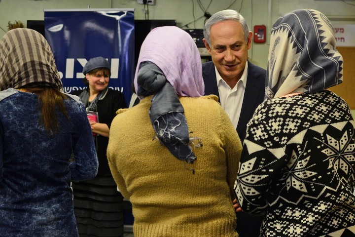 ראש הממשלה, בנימין נתניהו, מבקר במרכז ויצו למניעת אלימות ומקלט לנשים בירושלים, ב-2015 (צילום: קובי גדעון / לע"מ)