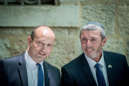 שר החינוך לשעבר נפתלי בנט ושר החינוך הנוכחי רפי פרץ בטקס חילופי השרים, ב-26 ביוני 2019 (צילום: יונתן זינדל / פלאש90)