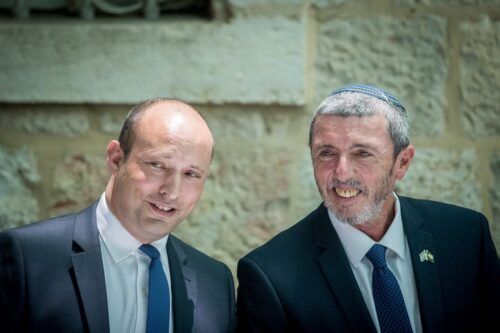 שר החינוך לשעבר נפתלי בנט ושר החינוך הנוכחי רפי פרץ בטקס חילופי השרים, ב-26 ביוני 2019 (צילום: יונתן זינדל / פלאש90)