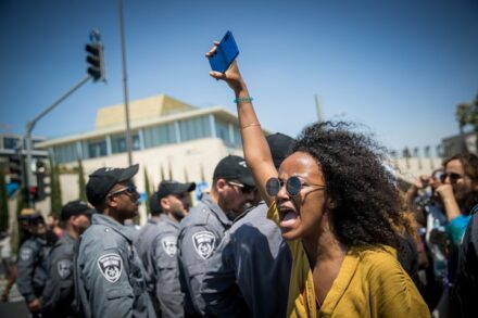 הפגנה נגד האלימות והאפליה המשטרתית כלפי יוצאי אתיופיה, כמה ימים אחרי מותו של סולומון טקה, ב-15 ביולי 2019 (צילום: יונתן זינדל / פלאש90)