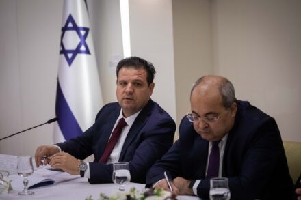 העברת תוכנית 922 היתה צעד משמעותי. איימן עודה ואחמד טיבי, שדחפו לקידום התוכנית (צילום: יונתן זינדל / פלאש90)