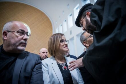 ח"כ היבא יזבק ועורך דינה חסן ג'בארין (מימין) בדיון בבית המשפט העליון על פסילתה, ב-5 בפברואר 2020 (צילום: יונתן זינדל / פלאש90)