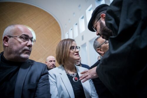 ח"כ היבא יזבק ועורך דינה חסן ג'בארין (מימין) בדיון בבית המשפט העליון על פסילתה, ב-5 בפברואר 2020 (צילום: יונתן זינדל / פלאש90) ח"כ היבא יזבק ועורך דינה חסן ג'בארין (מימין) בדיון בבית המשפט העליון על פסילתה, ב-5 בפברואר 2020 (צילום: יונתן זינדל / פלאש90)
