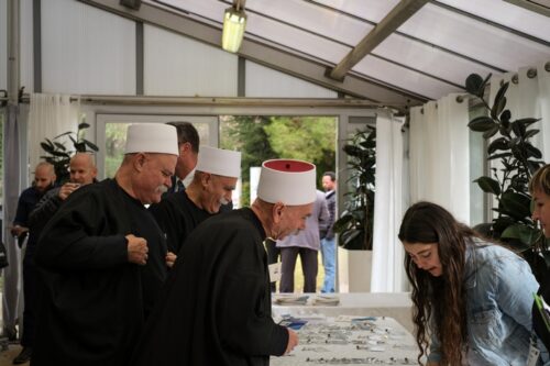 אנשים חותמים על אמנת "ישראלים נגד גזענות" באירוע השקת התנועה בבית הנשיא (צילום: שירה אבולעפיה) אנשים חותמים על אמנת "ישראלים נגד גזענות" באירוע השקת התנועה בבית הנשיא (צילום: שירה אבולעפיה)
