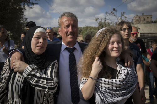 באסם, נורימאן ועהד תמימי, לאחר שחרורן של השתים מהכלא, ביולי 2018 (צילום: אורן זיו)