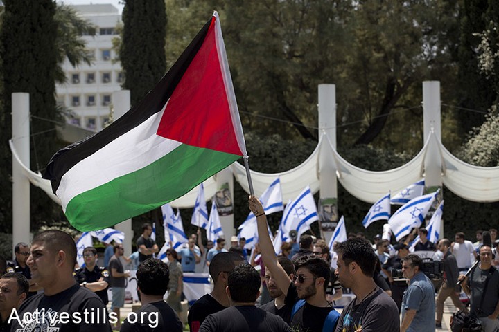 אפשר לתבוע את שינוי סמלי מדינת ישראל בשם האזרחות. סטודנטים פלסטינים מול מפגינים יהודים ביום הנכבה באוניברסיטת תל אביב (צילום: אקטיבסטילס)