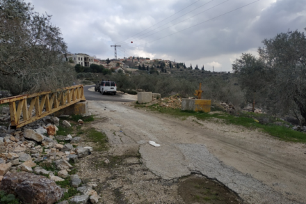 הכביש הפך להיות ציר רוחב פנימי בתוך השטח עליו המתנחלים במקום חלשו, וכל שנותר להם לעשות הוא להמתין להזדמנות לחסום אותו לתנועת פלסטינים. (צילום: דרור אטקס)