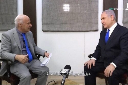 זז בחוסר נחת בכסא. נתניהו בראיון לבאסם ג'אבר, עורך פאנט והלא טיוי (צילום מסך: הלא טיוי)