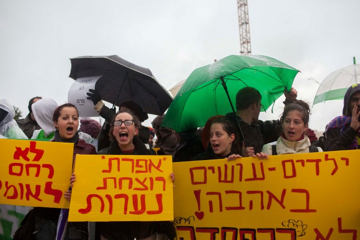 עיקר המטרה היא להפחיד. הפגנה נגד ארגוני הפועלים נגד הפלות בישראל (צילום: יונתן סינדל / פלאש 90)