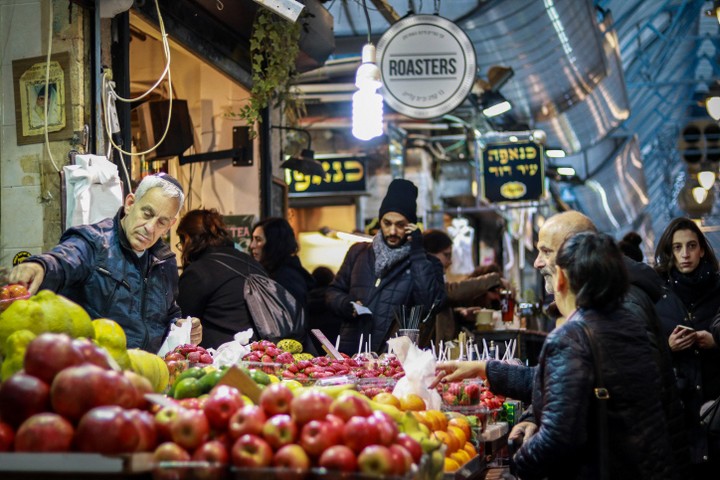 בשוק יהודים וערבים עובדים יחד, מקללים אחד את השני בערבית ובעברית. שוק מחנה יהודה (צילום: ליבה פרקש / פלאש 90)