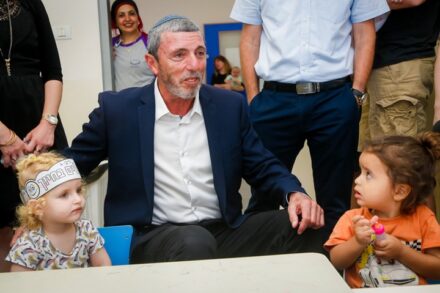 משרד החינוך משלה את עצמו שהוא מחנך לחשיבה ביקורתית. שר החינוך רפי פרץ (צילום: רועי אלימה / פלאש 90)