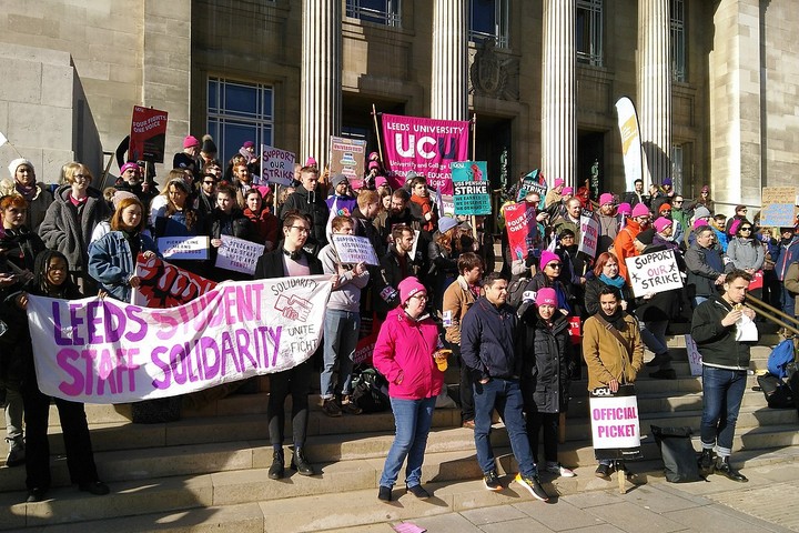 הפגנה של סגל וסטודנטים באוניברסיטת לידס, ב-26 בפברואר 2020 (צילום: Alarichall, CC BY-SA 4.0)