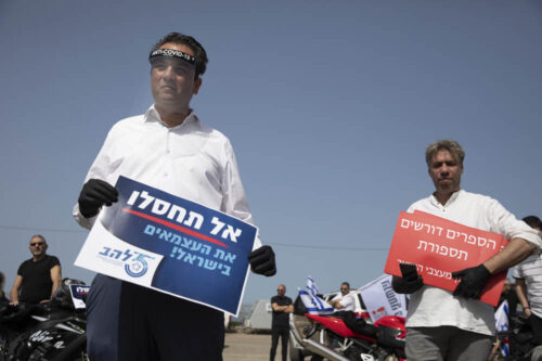 רועי כהן, נשיא לשכת ארגוני העצמאיים במהלך מחאת העצמאיים בתל אביב, בהתארגנות ליאצה בשיירה לכנסת, 30 במרץ 2020 (צילום: אורן זיו)