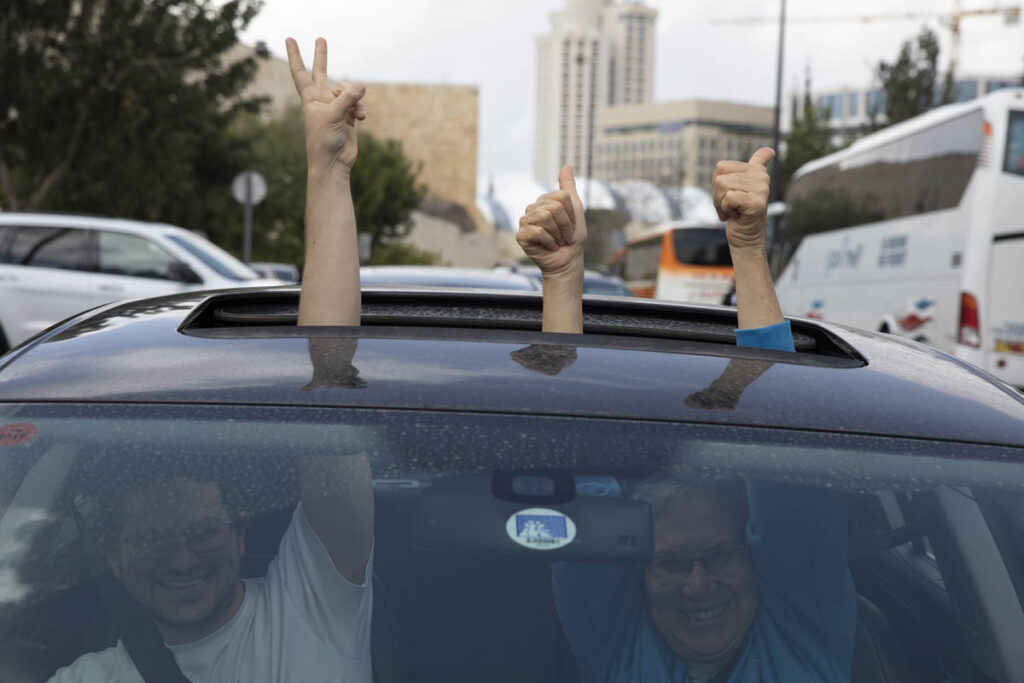 מפגינים במהלך הפגנה נגד הצעדים האנטי-דמוקרטיים של הממשלה בצל הקורונה (צילום: אורן זיו)