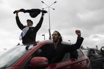 מפגינים במהלך מחאה מול הכנסת נגד הצעדים האנטי-דמוקרטיים של הממשלה בצל הקורונה ,(צילום: אורן זיו)