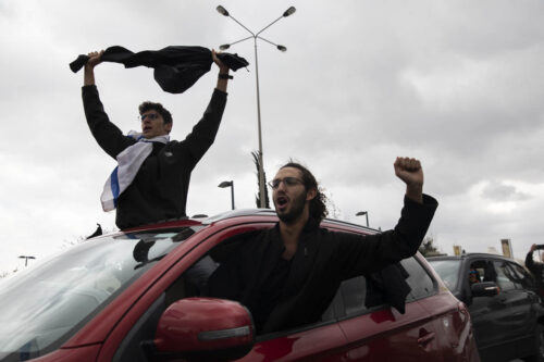 מפגינים במהלך מחאה מול הכנסת נגד הצעדים האנטי-דמוקרטיים של הממשלה בצל הקורונה ,(צילום: אורן זיו) מפגינים במהלך מחאה מול הכנסת נגד הצעדים האנטי-דמוקרטיים של הממשלה בצל הקורונה ,(צילום: אורן זיו)