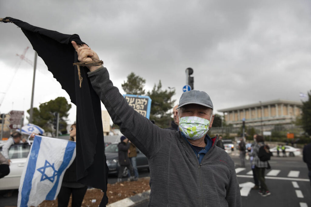 מפגינים במהלך מחאה מול הכנסת נגד הצעדים האנטי-דמוקרטיים של הממשלה בצל הקורונה ,(צילום: אורן זיו)