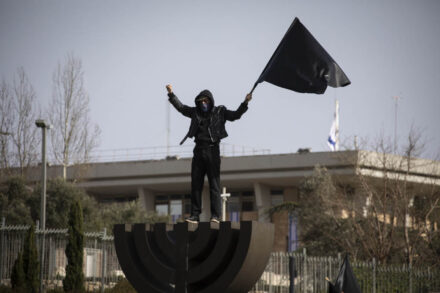 מפגינים מחוץ לכנסת במהלך מחאה כנגד ההצעדים האנטי דמוקרטיים, 23 במרץ 2020 (צילום: אורן זיו)
