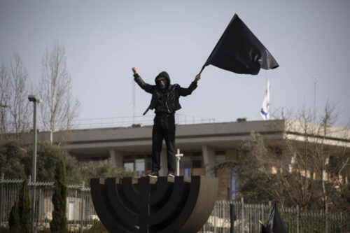 מפגינים מחוץ לכנסת במהלך מחאה כנגד ההצעדים האנטי דמוקרטיים, 23 במרץ 2020 (צילום: אורן זיו)