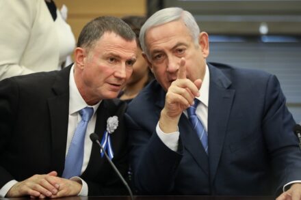 ראש הממשלה בנימין נתניהו ויו"ר הכנסת היוצא יולי אדלשטיין בישיבת סיעת הליכוד בכנסת, אחרי הבחירות באפריל 2019 (צילום: נעם רבקין פנטון / פלאש90)