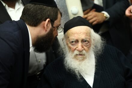 הרב חיים קנייבסקי בביתו בבני ברק, באוקטובר 2019 (צילום: שלומי כהן / פלאש90)