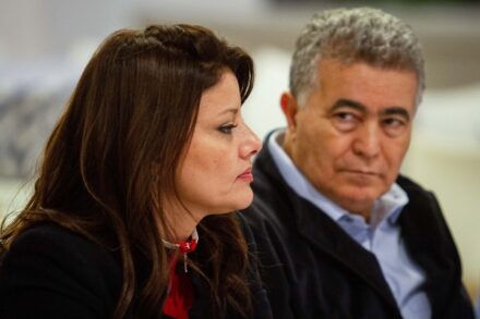אורלי לוי אבקסיס ועמיר פרץ במסיבת עיתונאים בקיבוץ רמות מנשה, ב-12 בדצמבר 2019 (צילום: פלאש90)