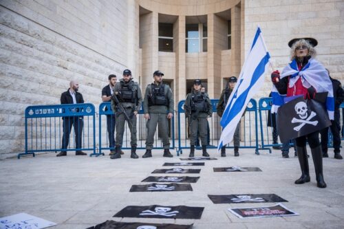 כמה פעמים השבתם ריקם את פניהם של פלסטינים אשר עתרו בפניכם נגד הטרור שמפעיל צבא הכיבוש כלפיהם? תומכי נתניהו מפגינים נגד בית המשפט העליון (יונתן זינדל / פלאש 90)