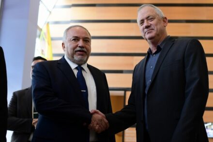 יו"ר כחול לבן, בני גנץ, ויו"ר ישראל ביתנו, אביגדור ליברמן, אחרי פגישתם ב-9 במרץ 2020 (צילום: תומר נויברג / פלאש90)