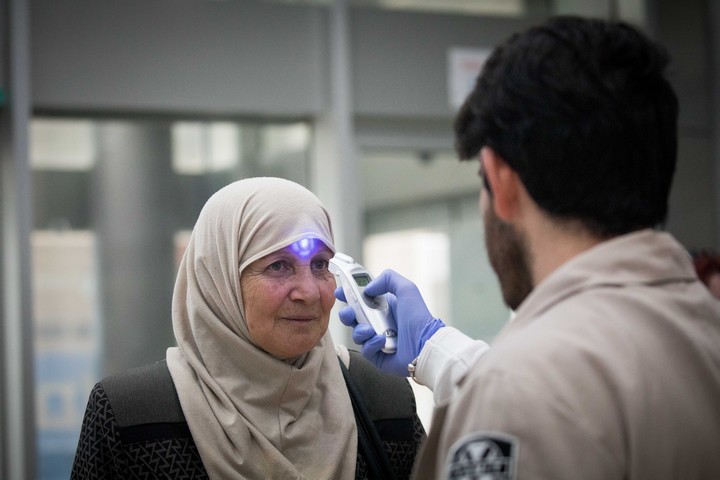 בדיקת חום בכניסה לבית החולים הדסה עין כרם בירושלים (יונתן זינדל / פלאש 90)