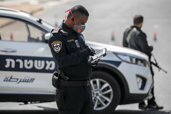מחסומים זמניים שהקימה המשטרה בכניסה לירושלים, כדי לאכוף את הסגר שהוטל בעקבות הקורונה, ב-26 במרץ 2020 (צילום: אוליבייה פיטוסי / פלאש90)