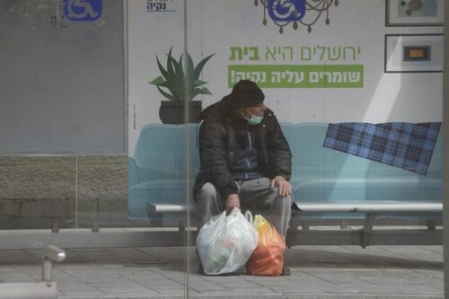 אדם מחכה לרכבת הקלה בירושלים, ב-19 במרץ 2020 (צילום: אורן זיו)