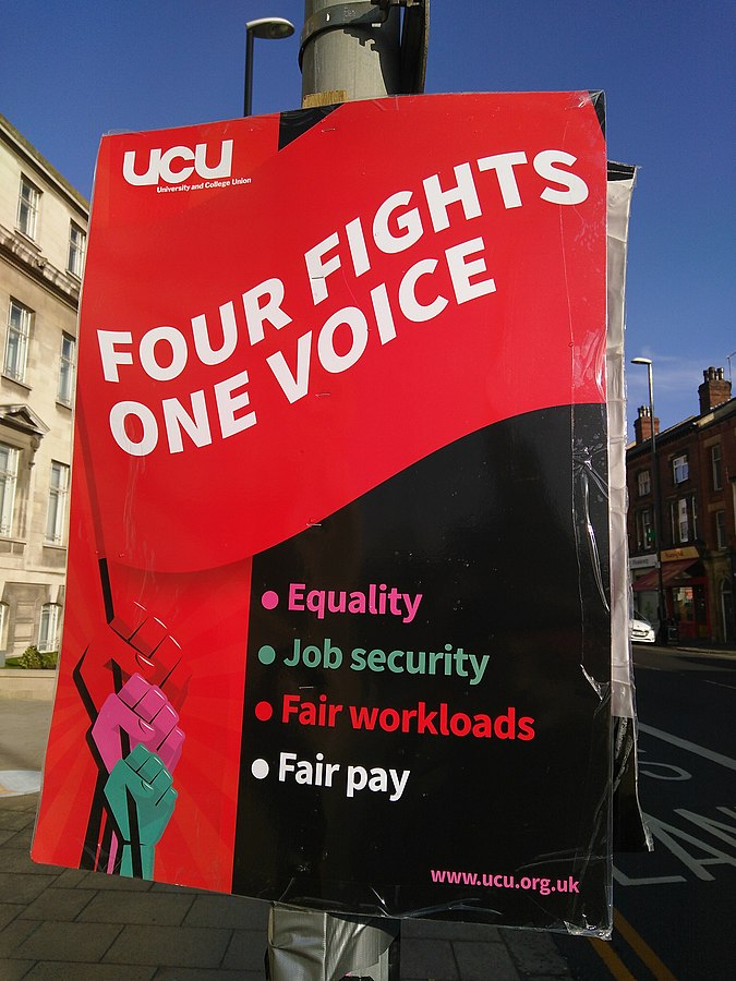 כרזה של ה-UCU עם ארבע הדרישות: שוויון, ביטחון תעסוקתי, עומס עבודה הוגן ושכר הוגן, ב-4 במרץ 2020 (צילום: Alarichall, CC BY-SA 4.0)