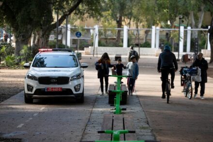 ניידת משטרה בגן מאיר בתל אביב, ב-21 במרץ 2020 (צילום: אורן זיו)