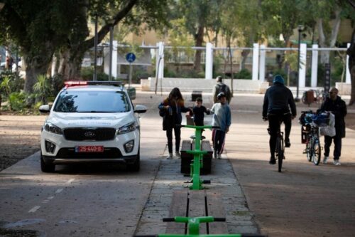 ניידת משטרה בגן מאיר בתל אביב, ב-21 במרץ 2020 (צילום: אורן זיו) ניידת משטרה בגן מאיר בתל אביב, ב-21 במרץ 2020 (צילום: אורן זיו)