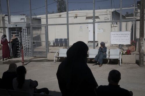 גם המינימום שאפשר להשיג משלטונות הכיבוש יכול להיות מהותי. פלסטינים ממתינים לדיון בבית המשפט בעופר (צילום: אורן זיו)