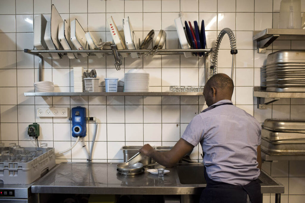 בגלל שאין להם מעמד חוקי, מבקשי המקלט לא זכאים לדמי אבטלה או פיצויי פיטורים. שוטף כלים במסעדה בתל אביב (צילום: אורן זיו)